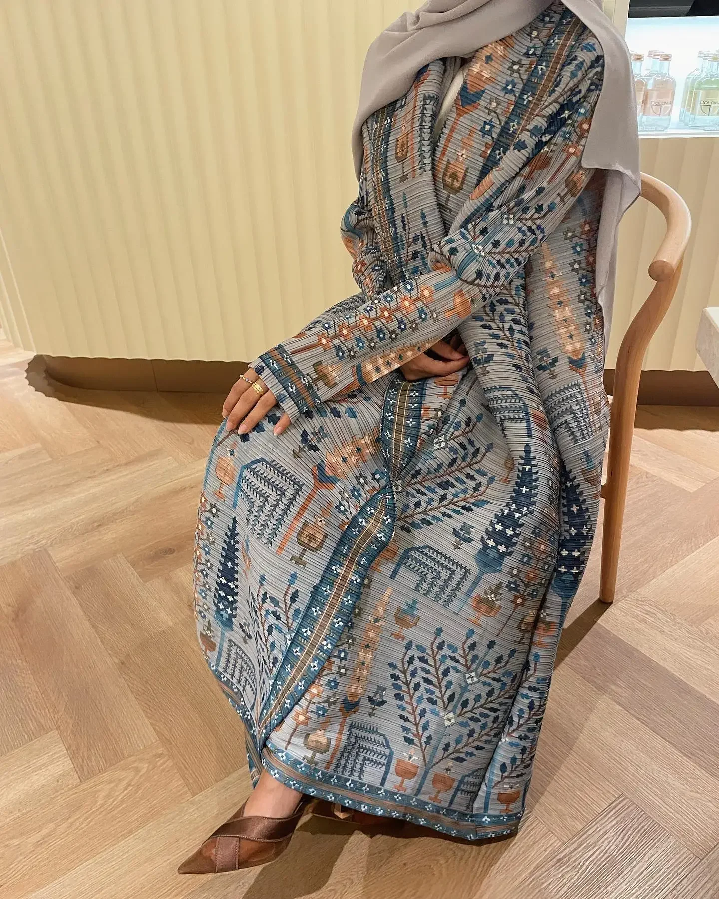 

Folds Miyake 2025 Spring/Summer New Oldest Female Muslim Lapel Tie Robe with Casual Female Abaya Cape