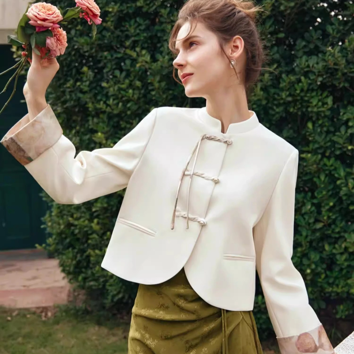 

OLrain Women's Apricot Cropped Jacket 2026 Spring Fall Chinese Style Elegant Luxury Frog Buttons Contrast Cuff Top G24CW89189