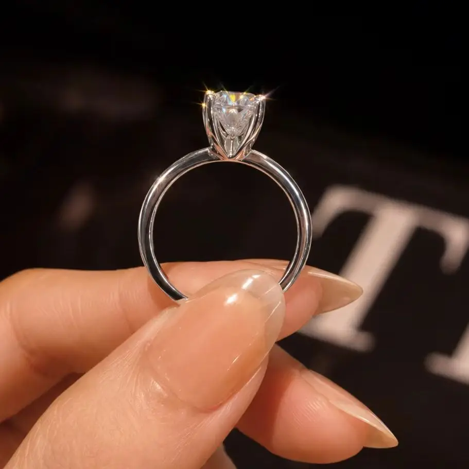 925er-Silberring mit einem 2-Karat-Oval-Moissanit; Geeignet für den täglichen Gebrauch, Hochzeiten, Bankette und Feiern. – Detail 4