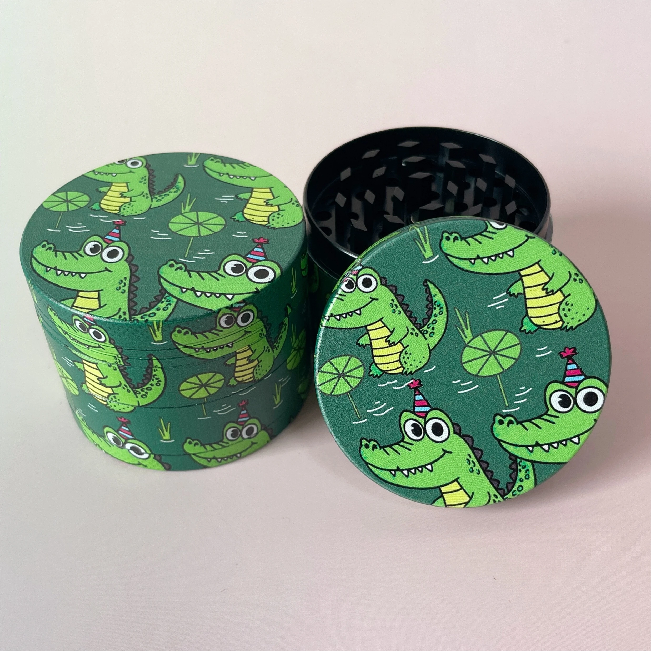1 Pcs 50mm Alligator Four-layer Manual Metal Herb Grinder, Spice And Pepper Grinder, Tobacco Grinder, Kitchen Tool - With Filter
