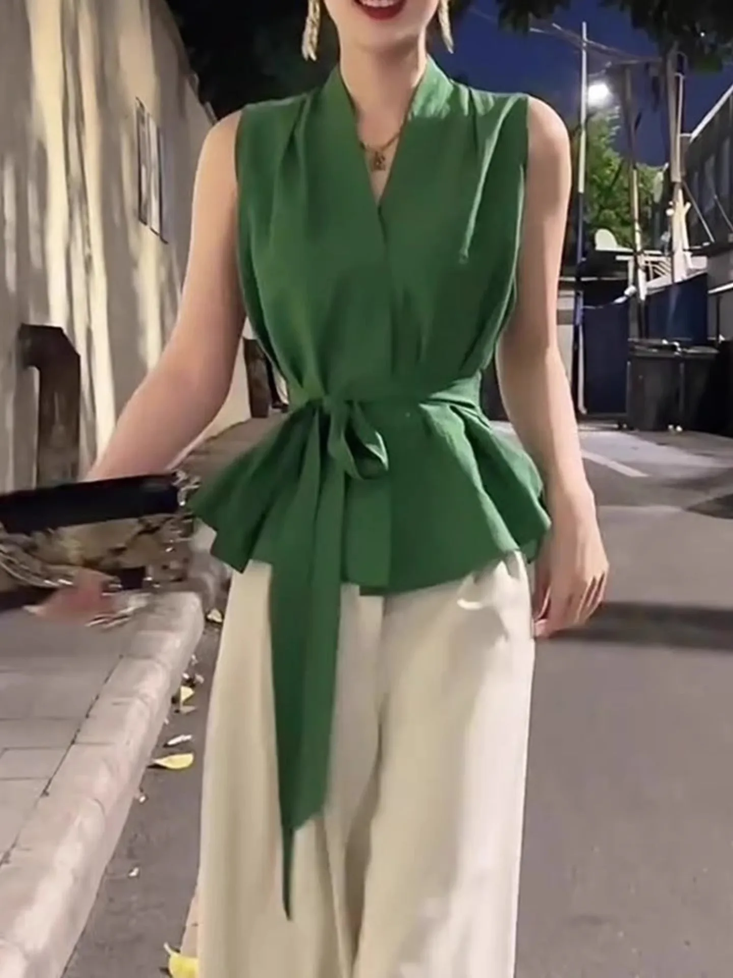 多用途のVネックデザイン、無地、ベルト付きウエスト、人気の通勤トップス、アンチエイジング、夏用、小さめシャツ、エレガントなレディースブラウス