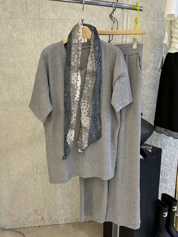 

Elegant Casual Set Spring 2026 Floral Scarf V-neck Short Sleeve Drapey Cool Pants Two-piece Set Women Fashion Spring Summer