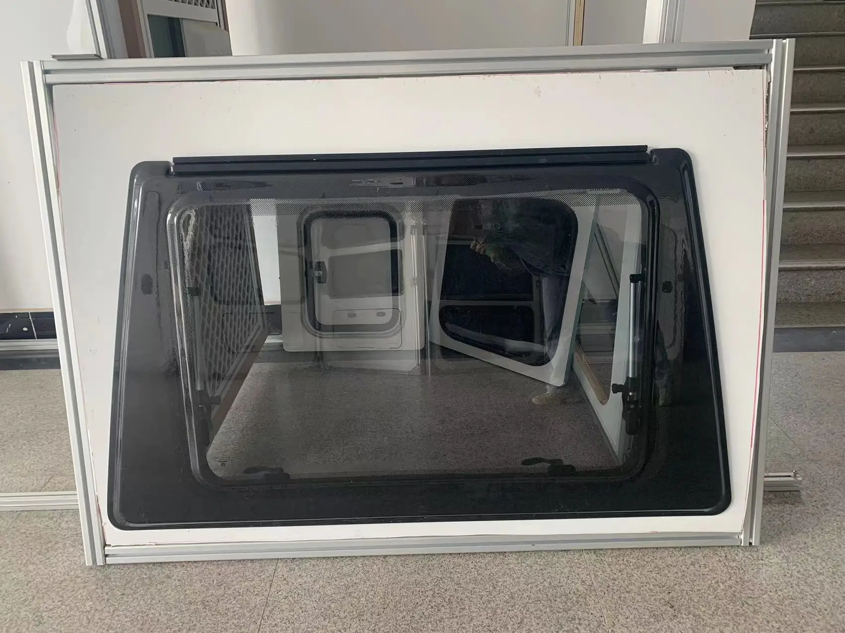 فتحة سقف شفافة قابلة للفتح ومقاومة للأشعة فوق البنفسجية مثبتة على الجزء العلوي من السيارة لأجزاء جسم RV