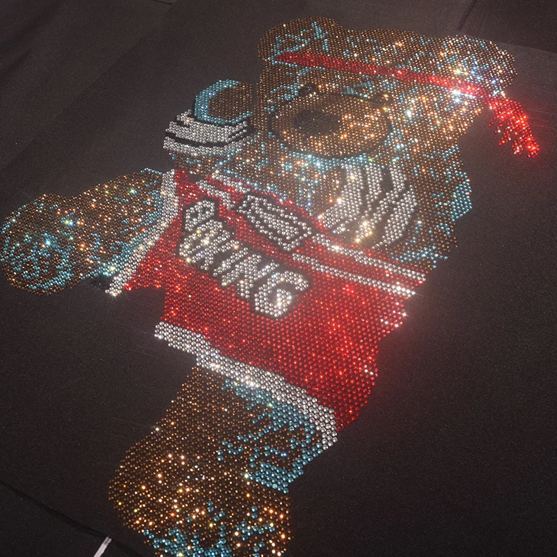 ​Dynamic Fighting Bear Rhinestone Transfer - Sport-Themed Iron-on for Tops, Bags & Man Cave Decor (Red Bandana Accent)​​