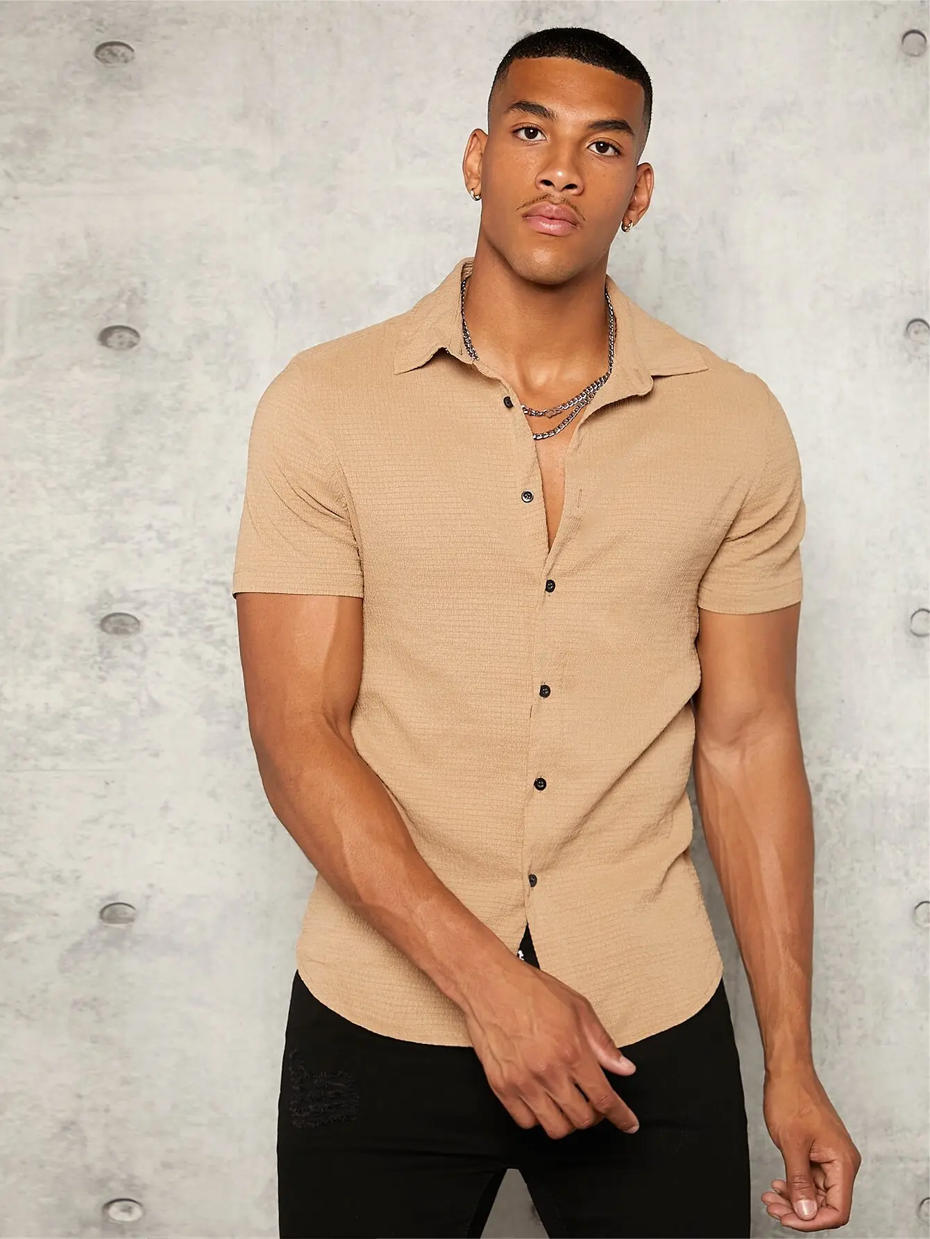 

Men's Beige Solid Button-Front Short Sleeve Shirt, Casual Fit