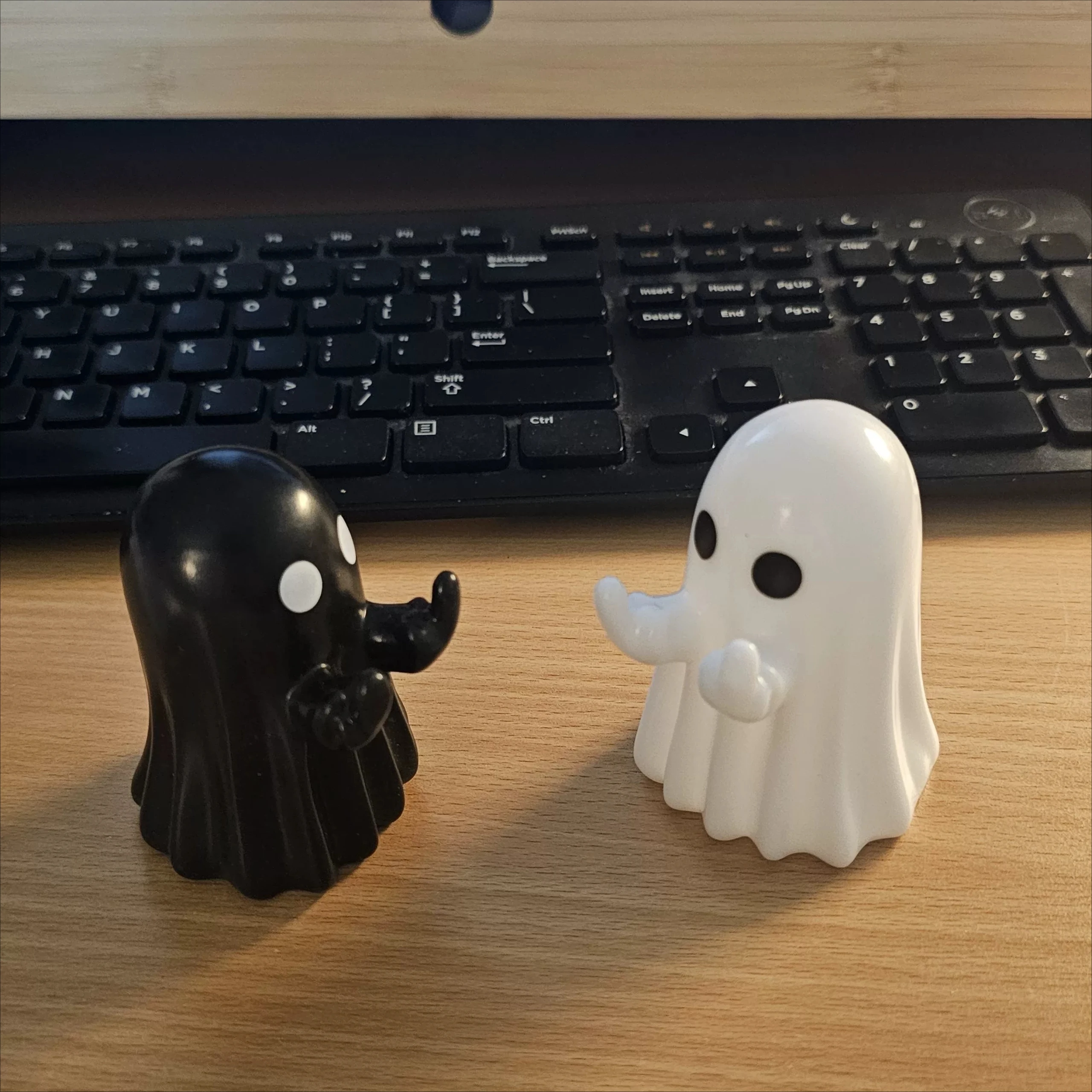 Funny Cute Middle Finger Ghost Desktop Ornament for Office, Spooky Ghost Statue Decorations, Creative Halloween Gift