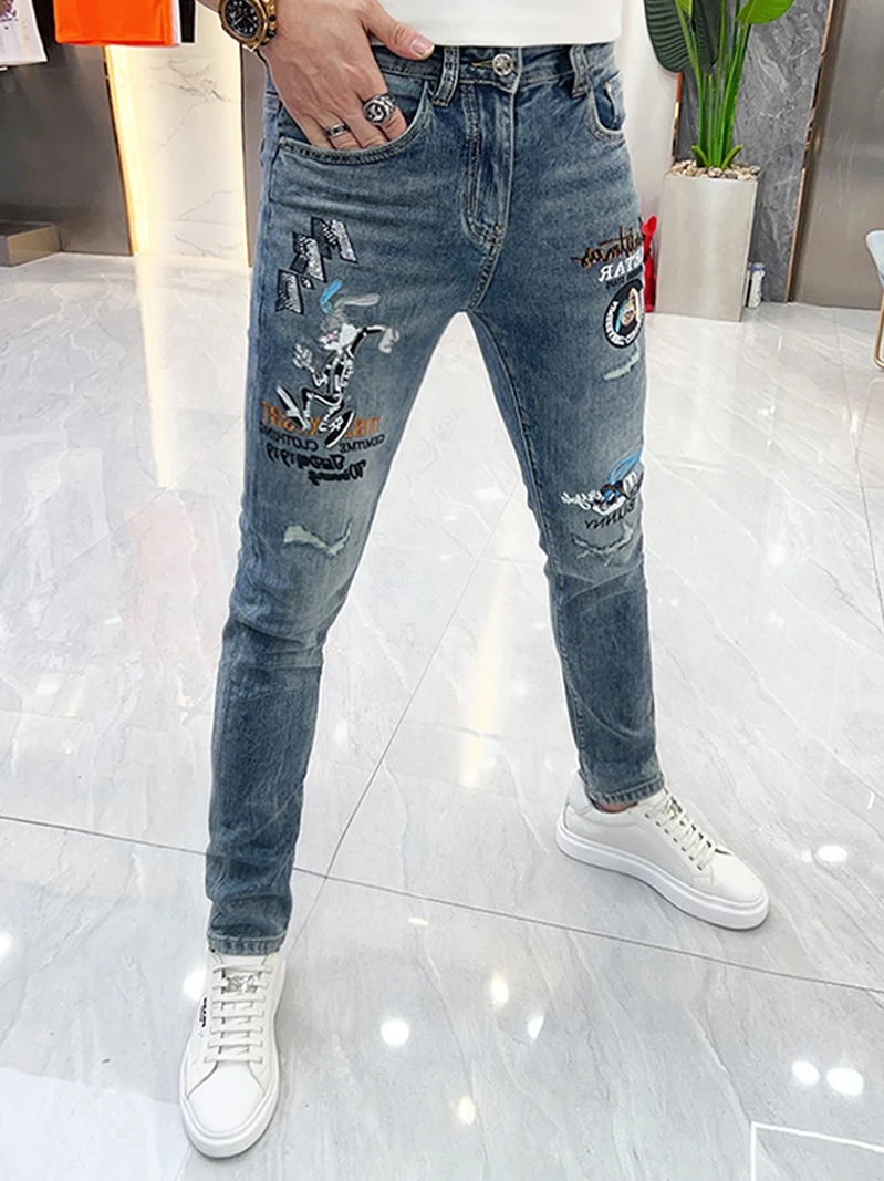 

Летние мужские джинсы Slim Fit 2025 с вышивкой, эластичные, повседневные, модные, брендовые, зауженные, с мультяшным принтом, трендовые