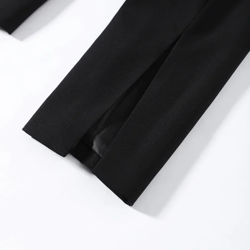 Eleganter Damenmantel mit Schulterpolstern, schwarz, schmal geschnitten, mit Manschetten, langen Ärmeln, Stehkragen, Damenmäntel, Herbst/Winter 2026, Damenoberbekleidung – Detail 6