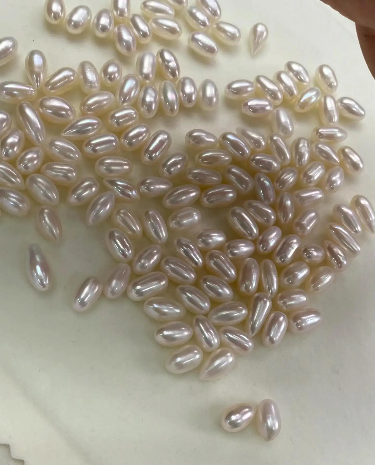 اللؤلؤ الأبيض الطبيعي 2A 3A 4A جودة المياه العذبة مثقف الأرز حبات اللؤلؤ لصنع المجوهرات قلادة ساحرة القرط اكسسوارات