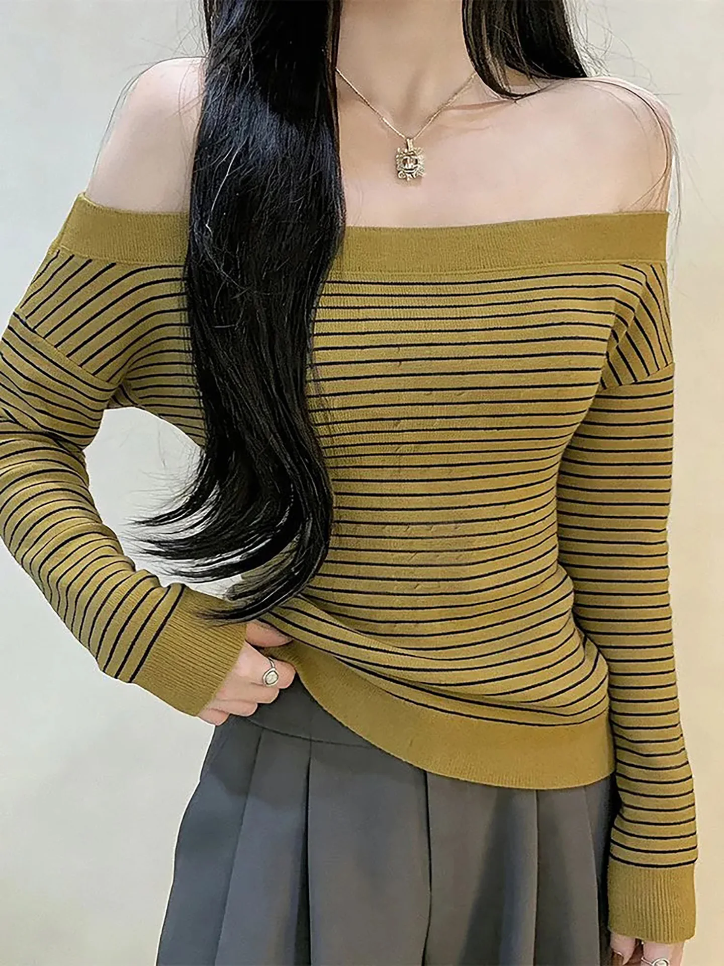 

Женский вязаный свитер в полоску, на одно плечо, облегающий, мягкий, удобный, для повседневной носки, в корейском стиле, весенняя новинка