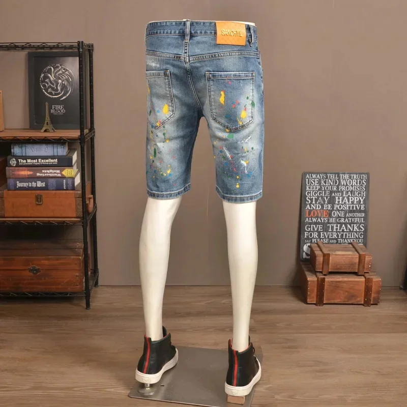 Pantaloncini di jeans strappati stampati dipinti ad spruzzo di fascia alta per uomo in estate, pantaloni corti casual slim fit elasticizzati sottili