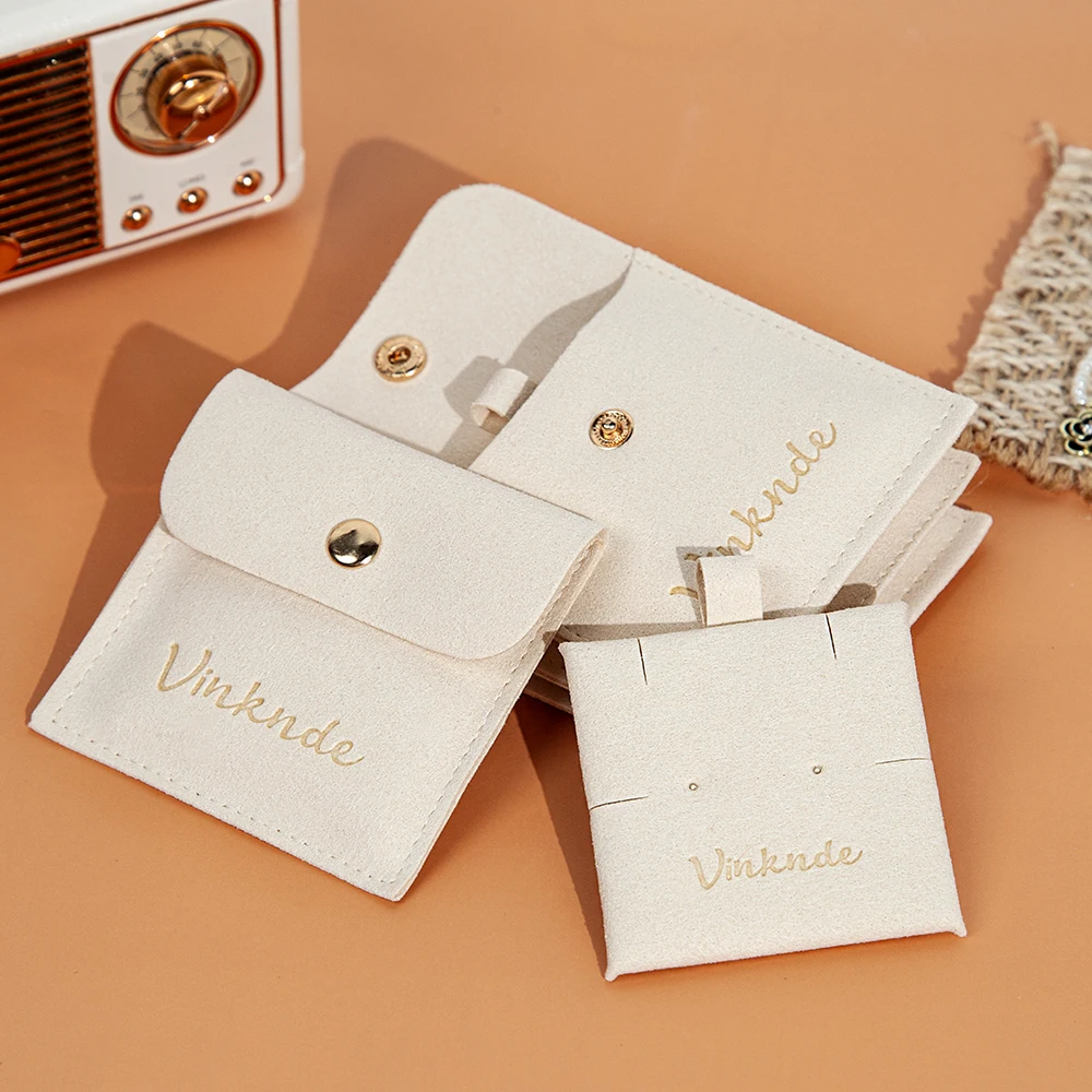 

100 комплектов, ювелирные изделия с персонализированным логотипом, бархатная сумка-защелка из микрофибры, 8x8 см, золотая сумка на пуговицах, вставка 6x6 см, серьги-гвоздики, подушечка для ожерелья, карта