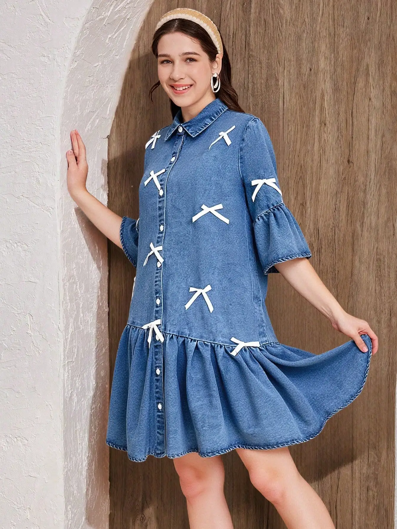 

Синее джинсовое платье с белыми бантиками, расклешенными рукавами, повседневный летний наряд