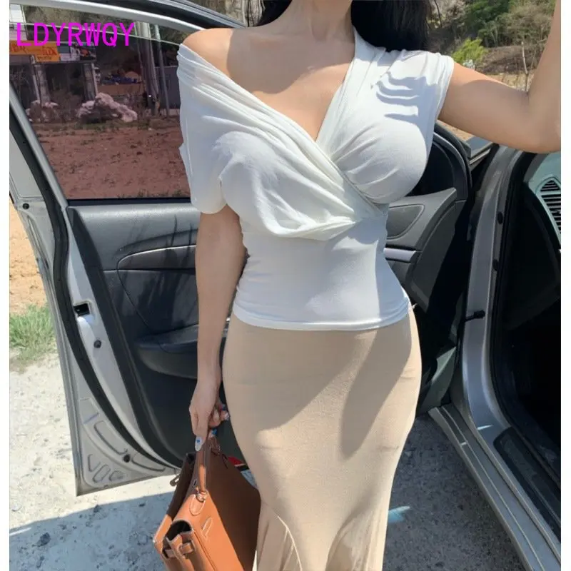 

Sexy V-neck short sleeved t-shirt with feminine style, waist tucked pleats, slimming short French top, popular new summer 2023