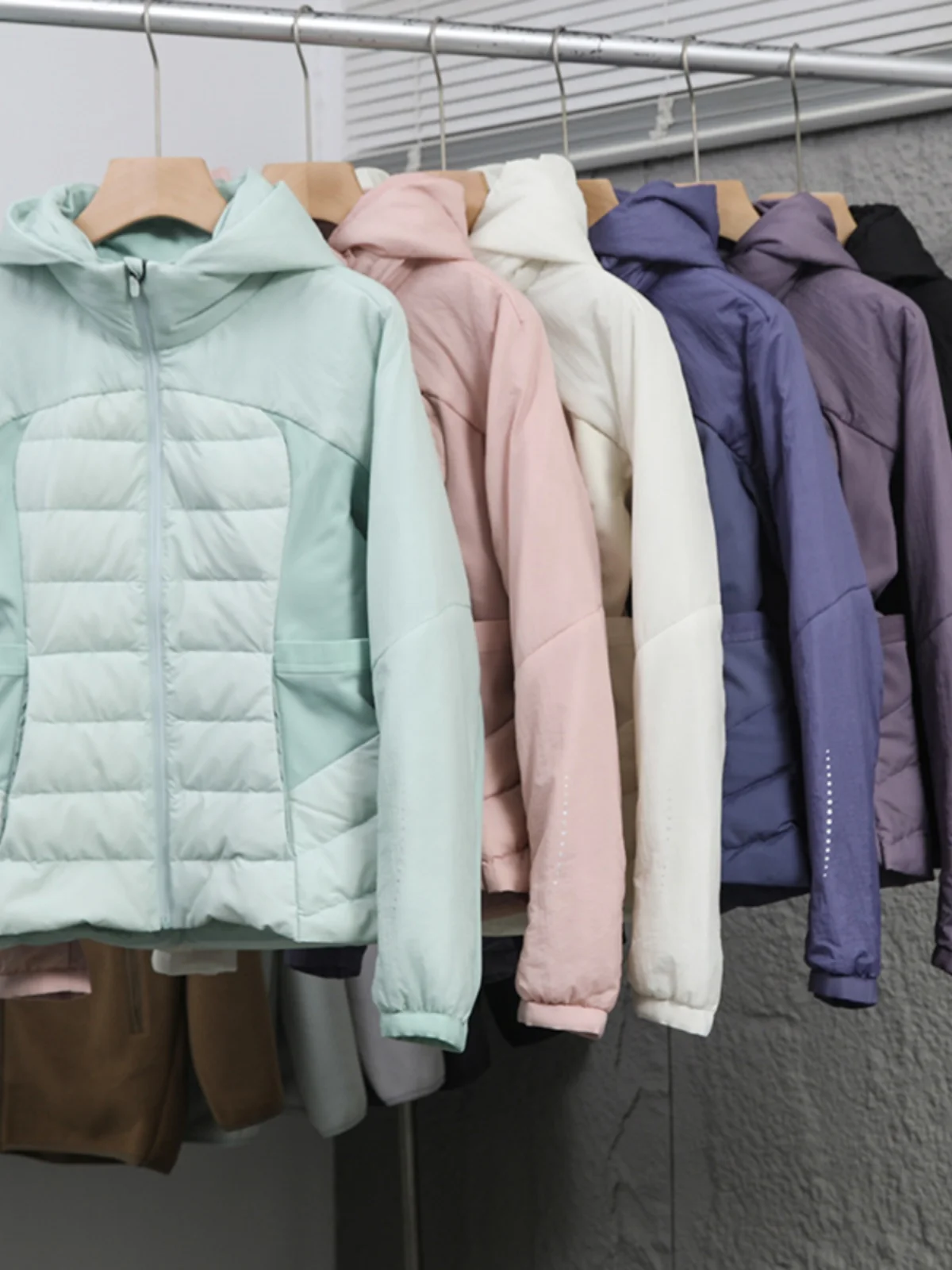 軽量キルティングダウンジャケット レディース アウトドア フード付き パッチワーク 暖かい 秋冬 細見えウエストデザイン