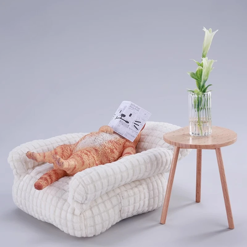 

【2025 Q4】JXK 1/6 масштаб отходов кот с диваном газета лежащая смола милые животные модель подходит для 12-дюймовых фигурок настольное украшение