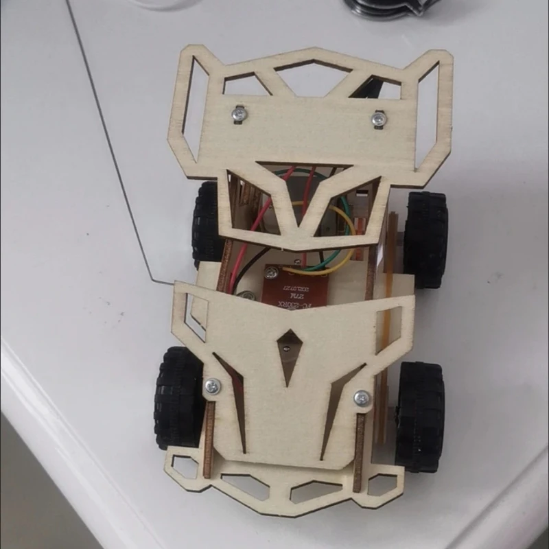 STEMコース教材キット：完全なRCカー組み立ては、機械・電子・プログラミングの分野を網羅しています。