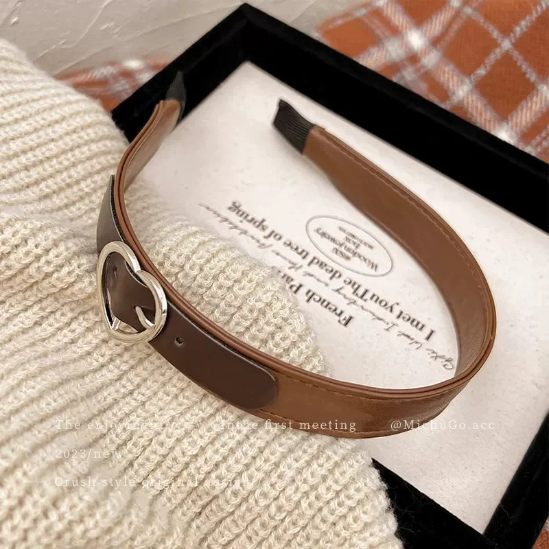 Kaffeefarbene Gürtelschnalle, Liebes-Stirnband für Damen, hohes Totenkopf-Top-Haarband, Maillard-Kopfbedeckung, modisches PU-Leder-Haar-Accessoire – Detail 4