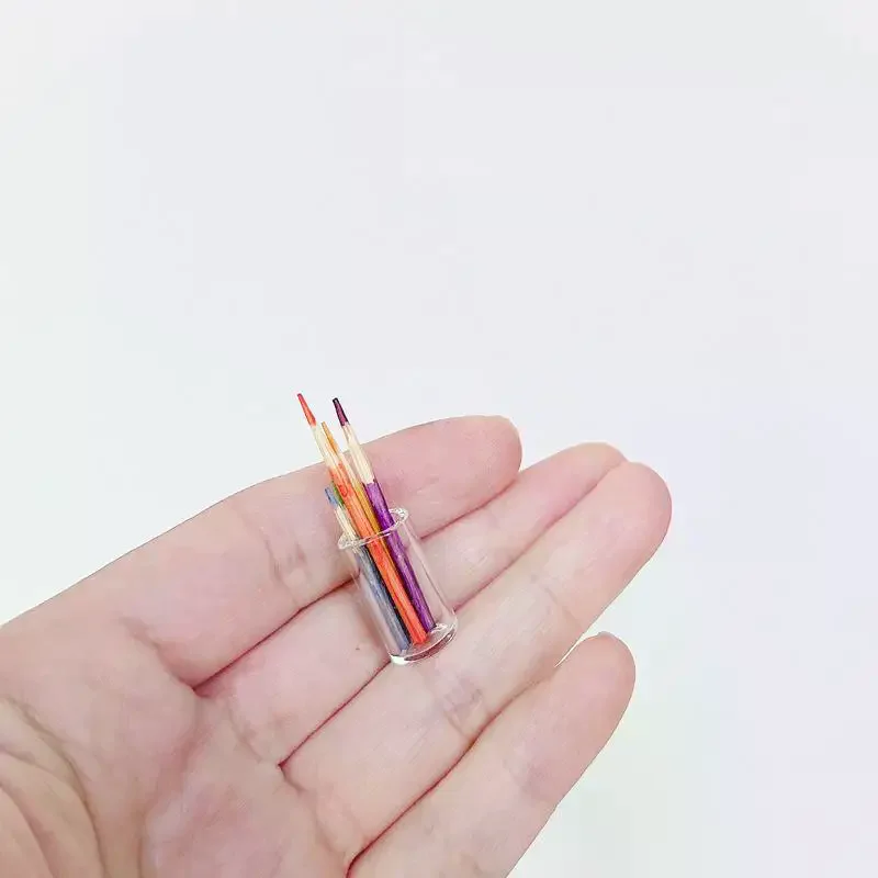 6Pcs Puppenhaus Lernen Szene Zubehör 1:12 Puppenhaus Miniatur Kleine Stift Tasse Halter Mit Farbe Bleistift