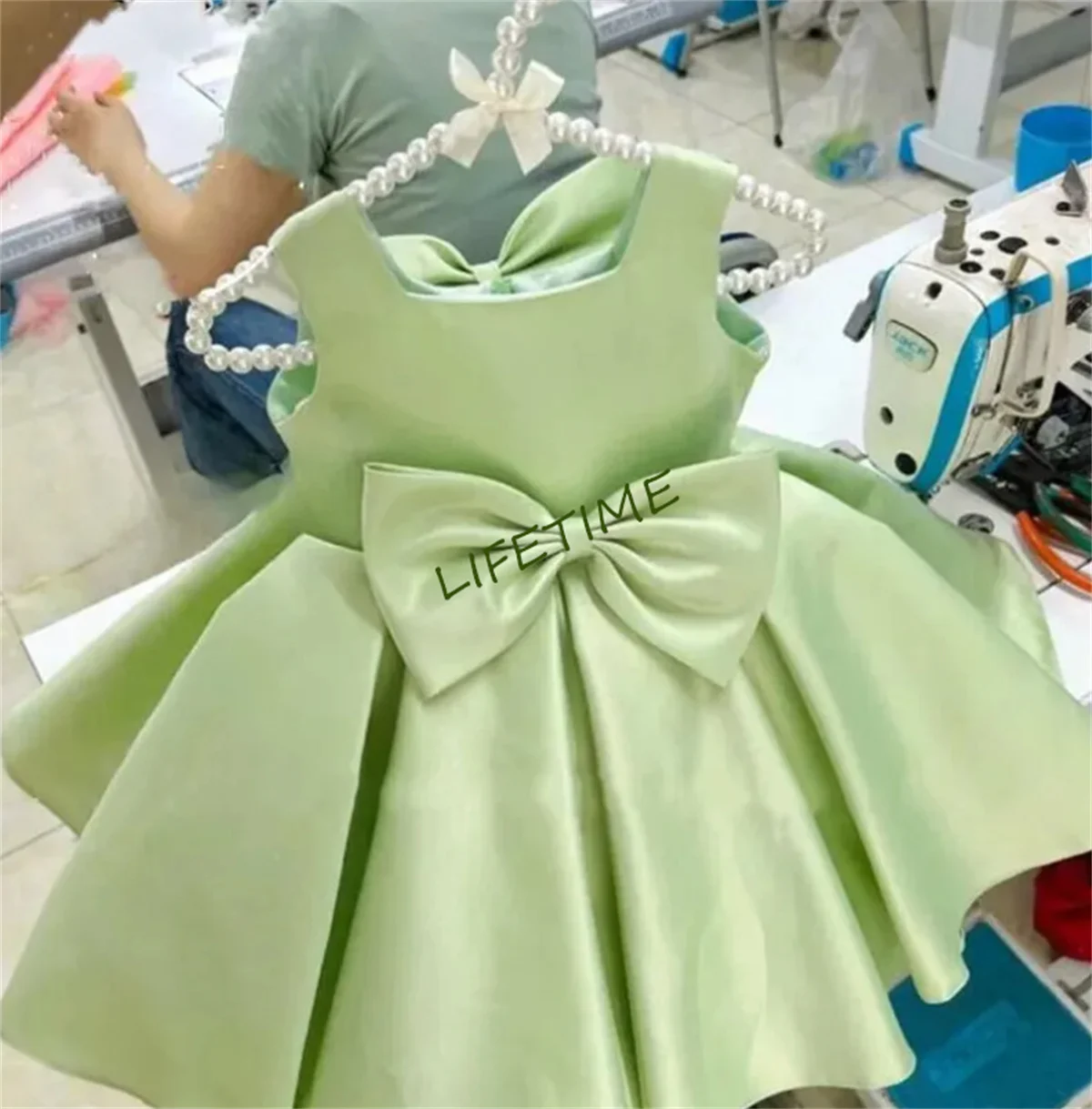 Handgemachte Blumen mädchen Kleider Satin Baby Kleid geschwollene Kleider für Mädchen Kinder Geburtstags feier Kleid