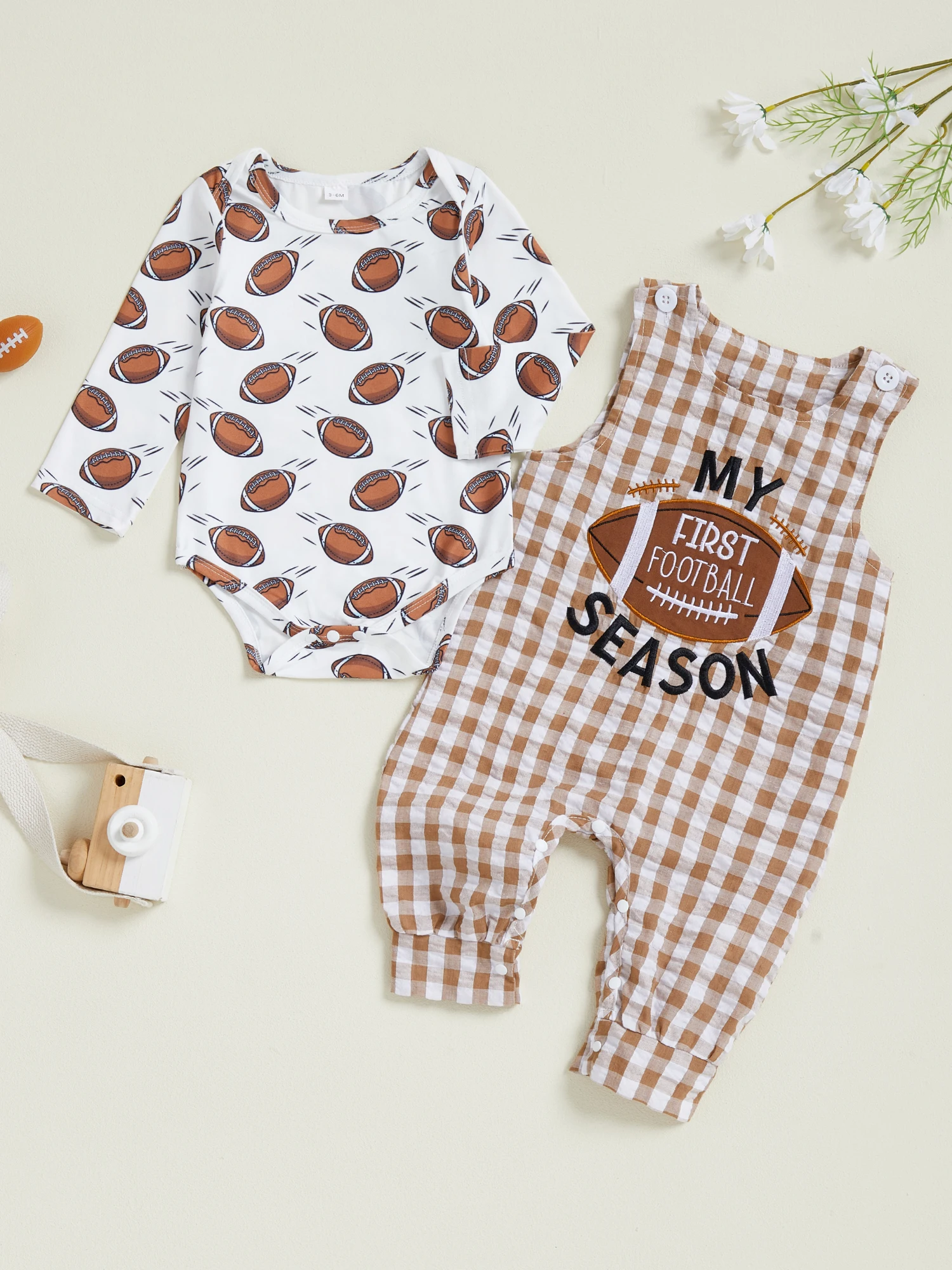 

Комплект одежды из двух предметов для маленьких мальчиков, боди с круглым вырезом и принтом регби с длинными рукавами и брюки на подтяжках в клетку — очаровательный наряд