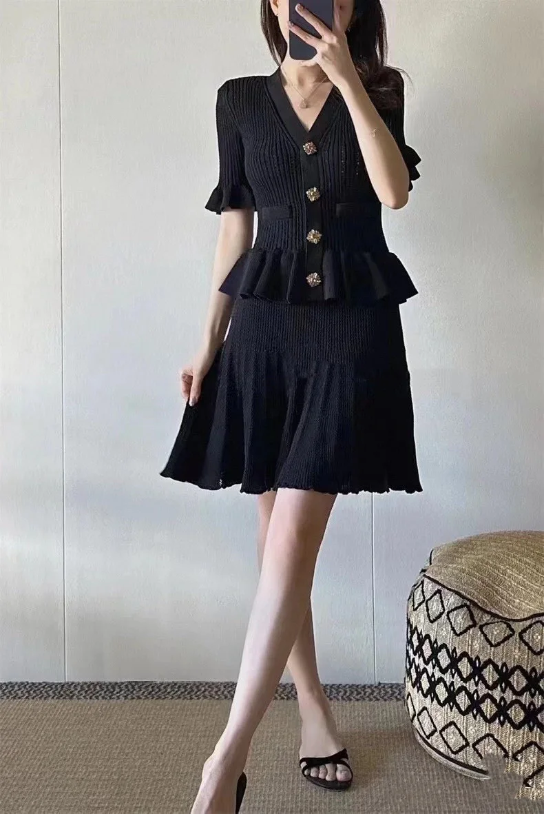 Mingyuan Ms. Fan dresses with a ladylike temperament, fashionable and exquisite knitted hollow V-neck ruffle edge short skirt