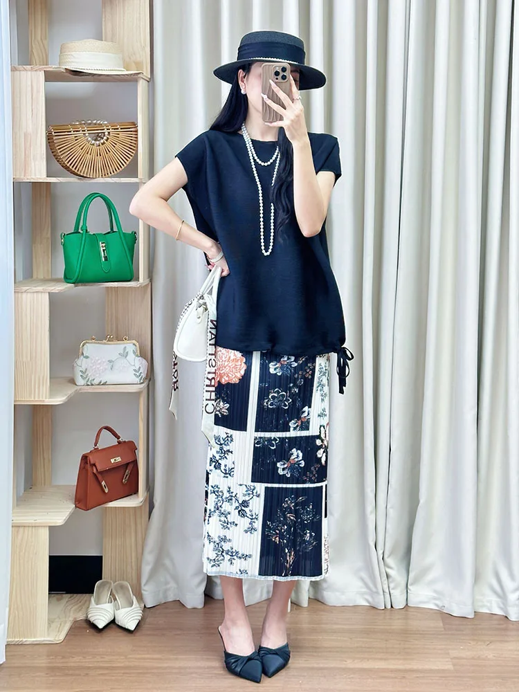 Black Short Sleeve T-Shirt And Printed  Skirt Set Vintage Style Pleated Half-length Skirt Fashionable Casual Women's Outfit