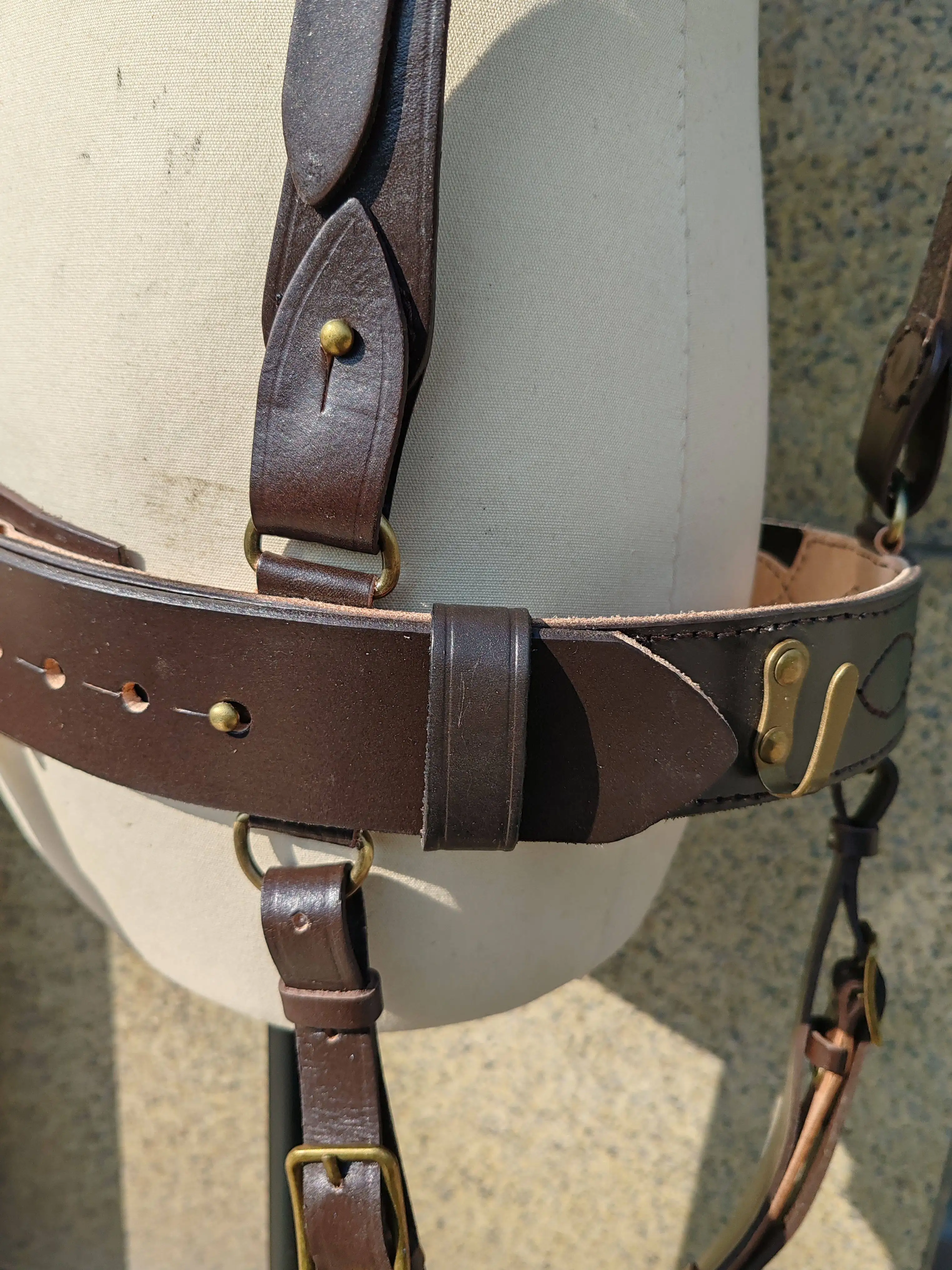 Britischer Sam-Brown-Gürtel-Set des Nationalarmee-Service, Oberleder, hochwertige Exportware – Detail 3
