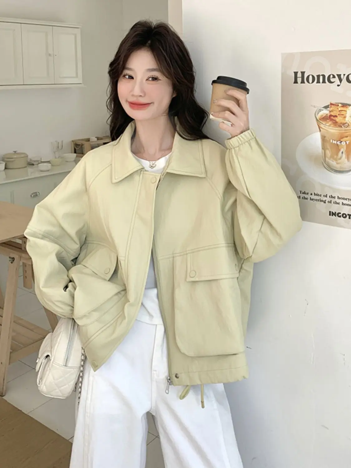 เสื้อแจ็คเก็ตผู้หญิง ผ้าลูกฟูก แต่งผ้าแบบวินเทจ แฟชั่นทันสมัย สไตล์เรียบง่าย ติดกระดุมด้านหน้า มีกระเป๋า  แบบยาว