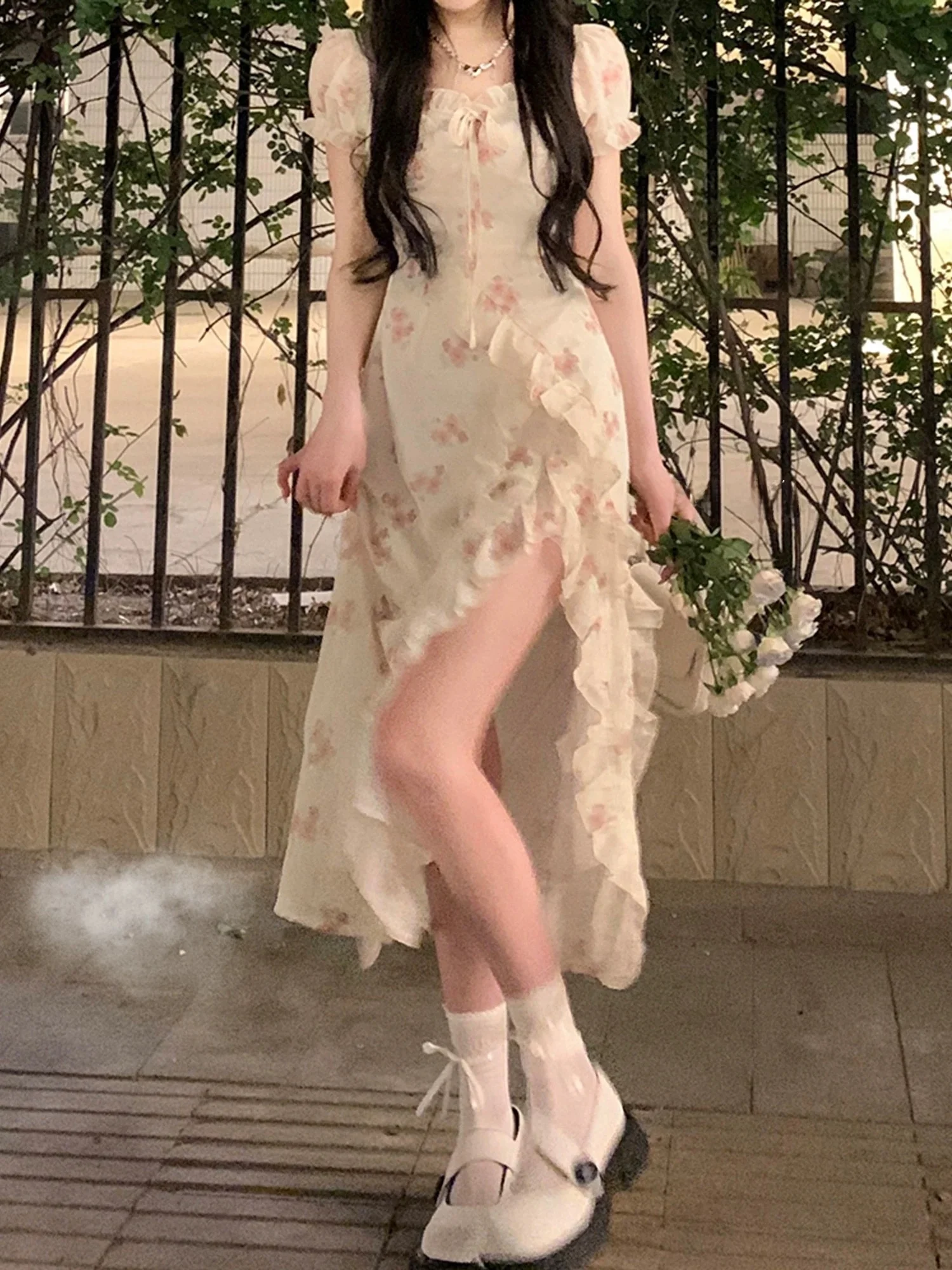 กระโปรงยาวลายดอกไม้ฤดูร้อน แต่งชายลูกไม้ สไตล์หวานละมุน เหมาะสำหรับใส่ไปเที่ยวทะเล คอเหลี่ยม