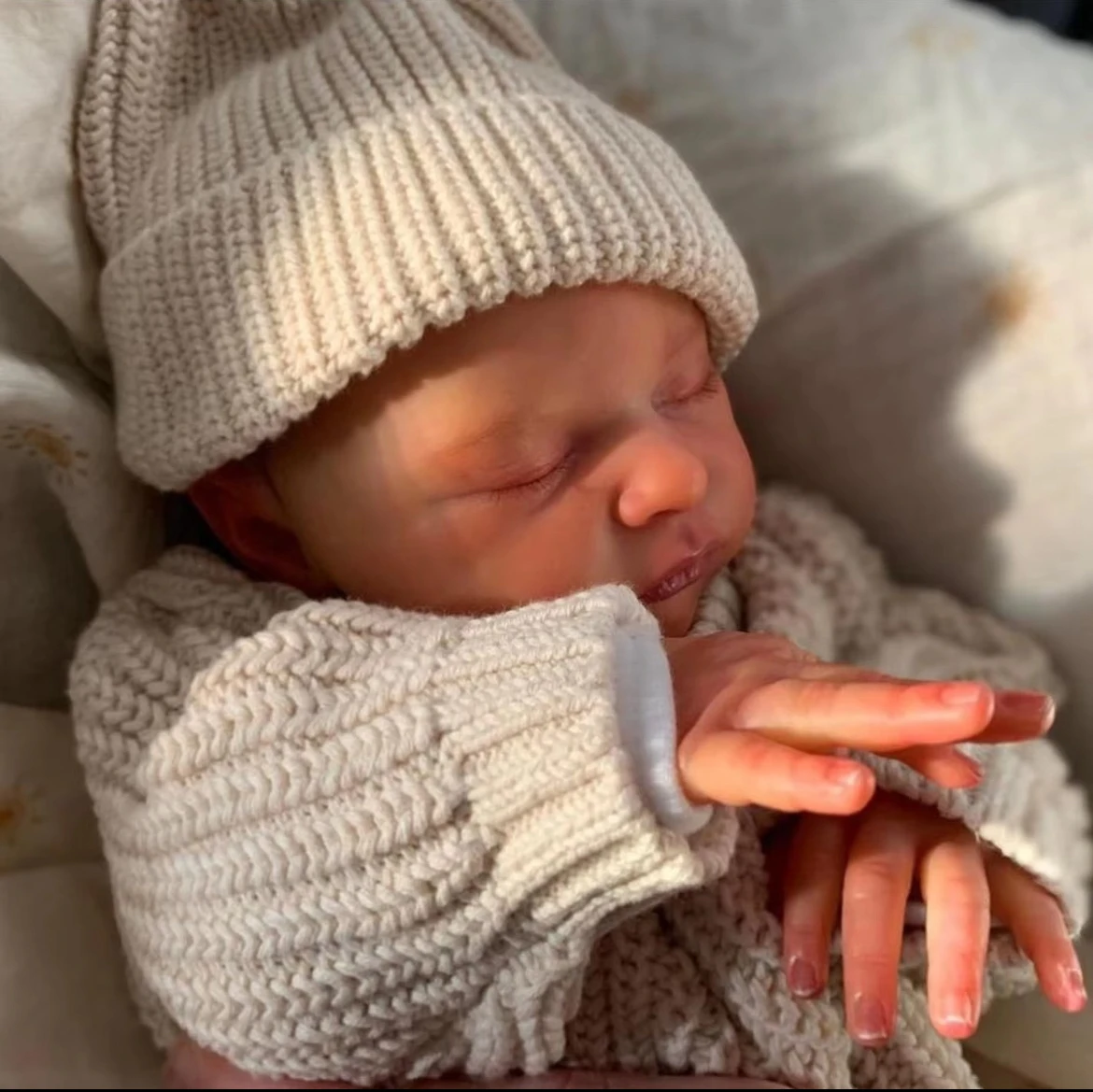 Laura Reborn Baby de 19" - Suéter de punto gris, cara durmiente ultra realista y traje cosido a mano - Regalo de recuerdo de vinilo suave de seda