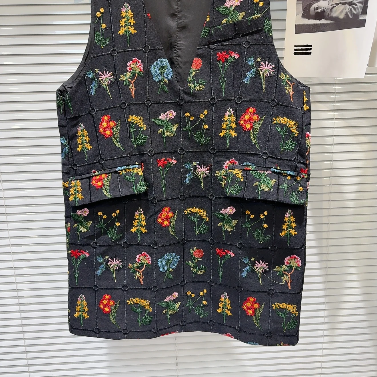 2025 sommer Neue V-ausschnitt Retro Bunte Blume Gestickte Design Weste Kleid für Frauen Schwarz Ärmellose Lose Vintage Kleid