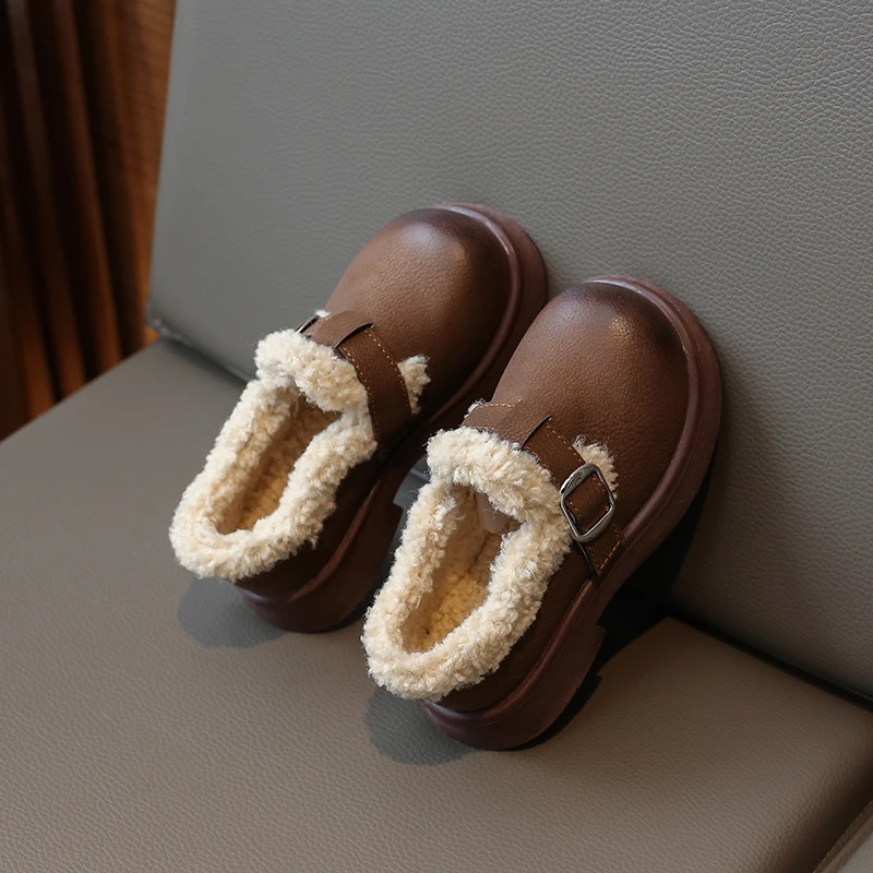 2025 شتاء جديد الأطفال أحذية من الجلد للفتيات موضة الكورية نمط لينة وحيد المضادة للانزلاق الدفء شيك أفخم الأحذية