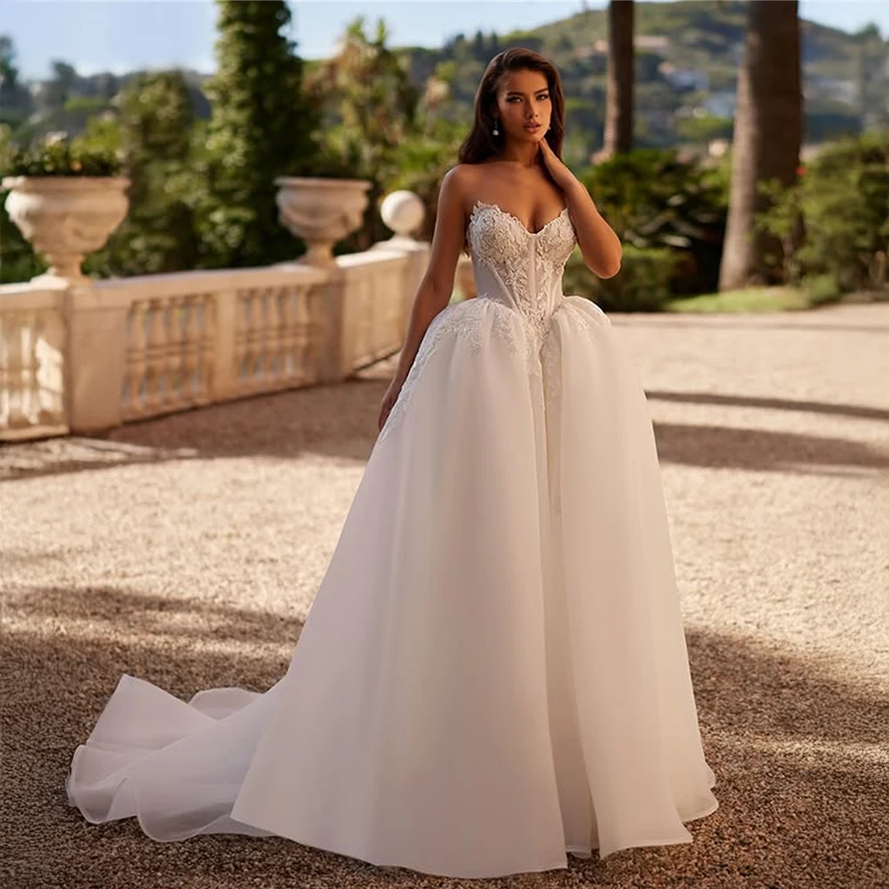 فستان زفاف مخصص بدون حمالات مزين بالدانتيل مع خط عنق على شكل قلب وقطار طويل فستان زفاف أنيق