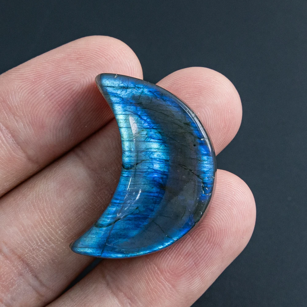 

Exclusive Aurora Flash Pendants 30X15X7mm Hand-Engraved Half Moon Labradorite with Hole Blue Flash for Necklace Accessories