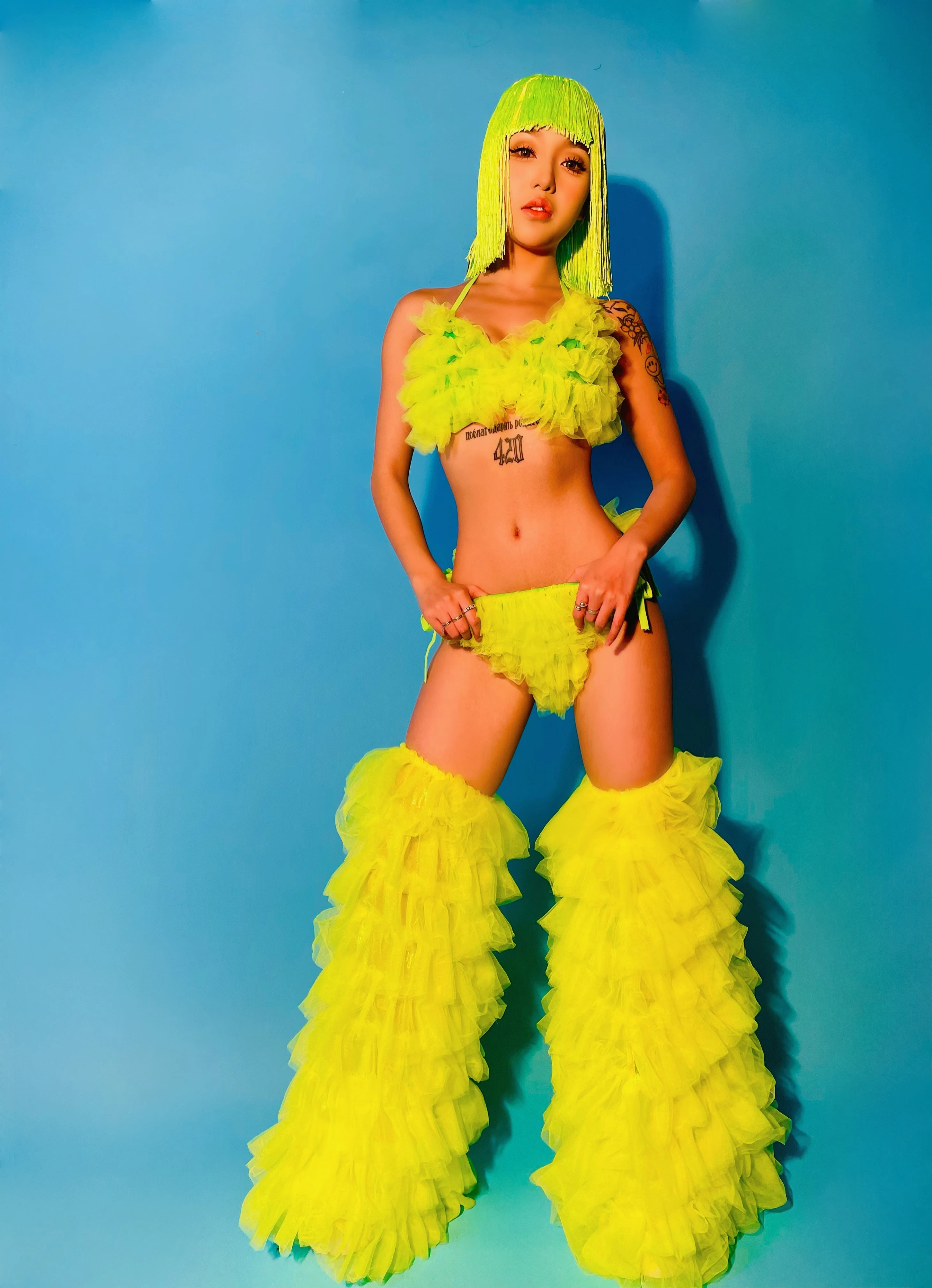 Kostium sceniczny dla tancerki gogo w klubie nocnym, styl jazzowy, seksowne bikini, fluorescencyjne kolory, stroje rave, rok 2025.