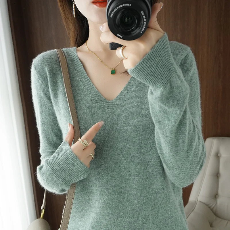 

Spring new pure-color V-neck knitted base top with a pullover style for slimming effect, thin inner layer for wearing