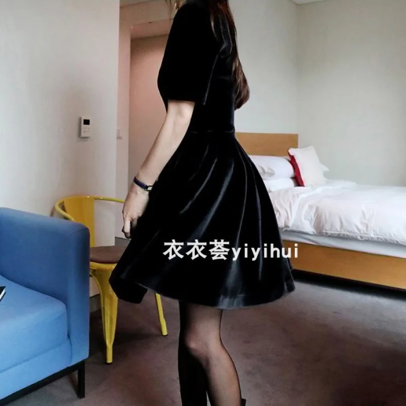 2023 Autumn and Winter New Retro Hepburn Graceful Velvet Fitted Waist Bubble Swing Style Concave Shape Dress Women