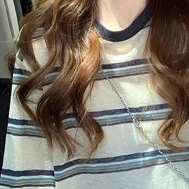 

Полосатая контрастная цветная американская свободная повседневная футболка с круглым вырезом и длинным рукавом для женщин