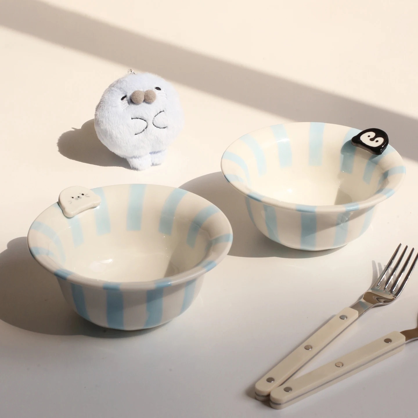1Pc Blue Striped 3D Penguin Seal Ceramic Bowl, Classic Striped Design Light Food Salad Bowl, Cute 3D Animal Ceramic Bowl, Suitable for Home Decoration, Daily Use in the Family Kitchen, Breakfast Oatmeal Bowl, Living Room Fruit Bowl, Snack Bowl, Gift-Giving Item