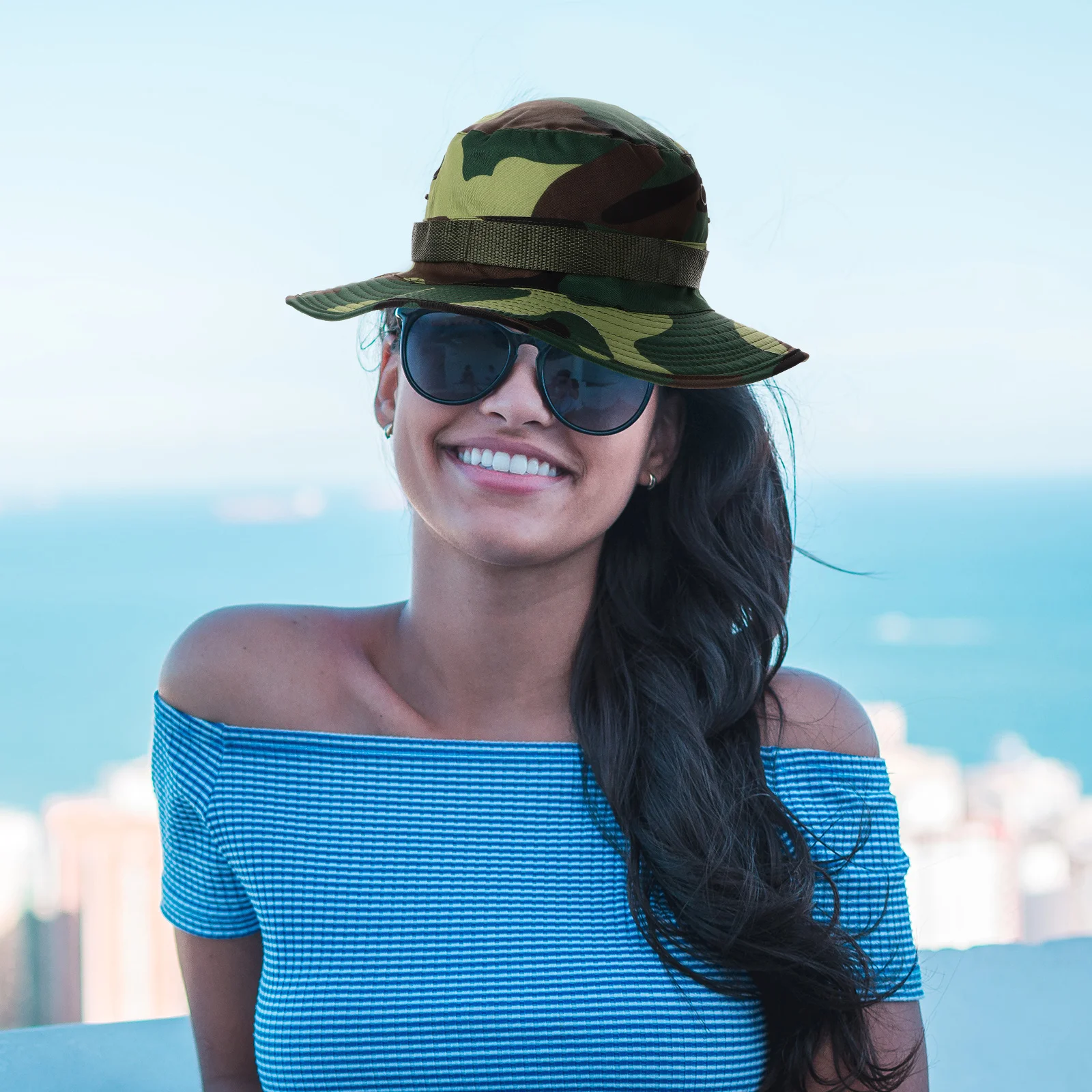 قبعة دلو مموهة للرجال بحافة واسعة للحماية من الشمس من البوليستر وحزام رقبة قابل للتعديل للمشي لمسافات طويلة وصيد الأسماك في الهواء الطلق