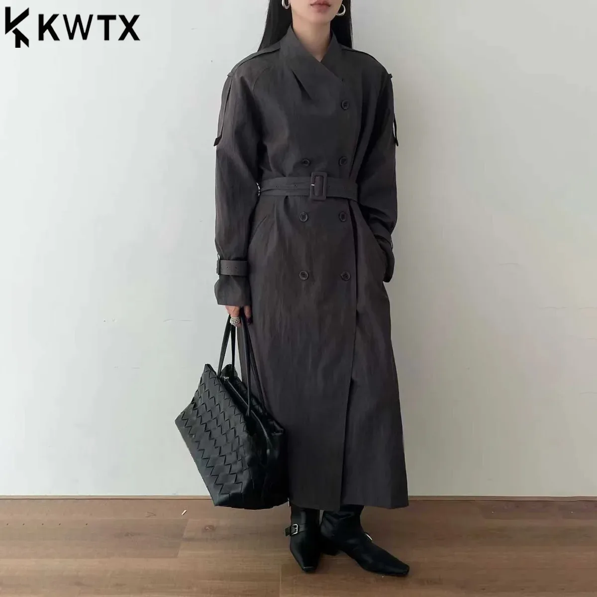 

KWTX 2025 Новый женский легкий двубортный плащ для похудения с поясом на талии, элегантный свободный крой с регулируемыми завязками-манжетами