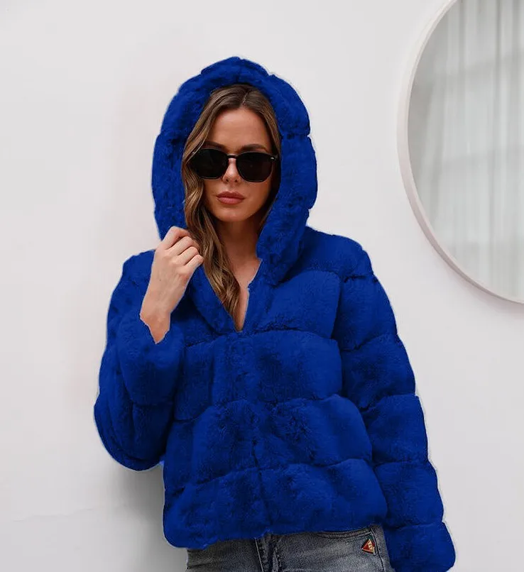 2025 جديد قصير بلون فضفاض معطف مقنع تقليد الفراء الخريف والشتاء معطف دافئ