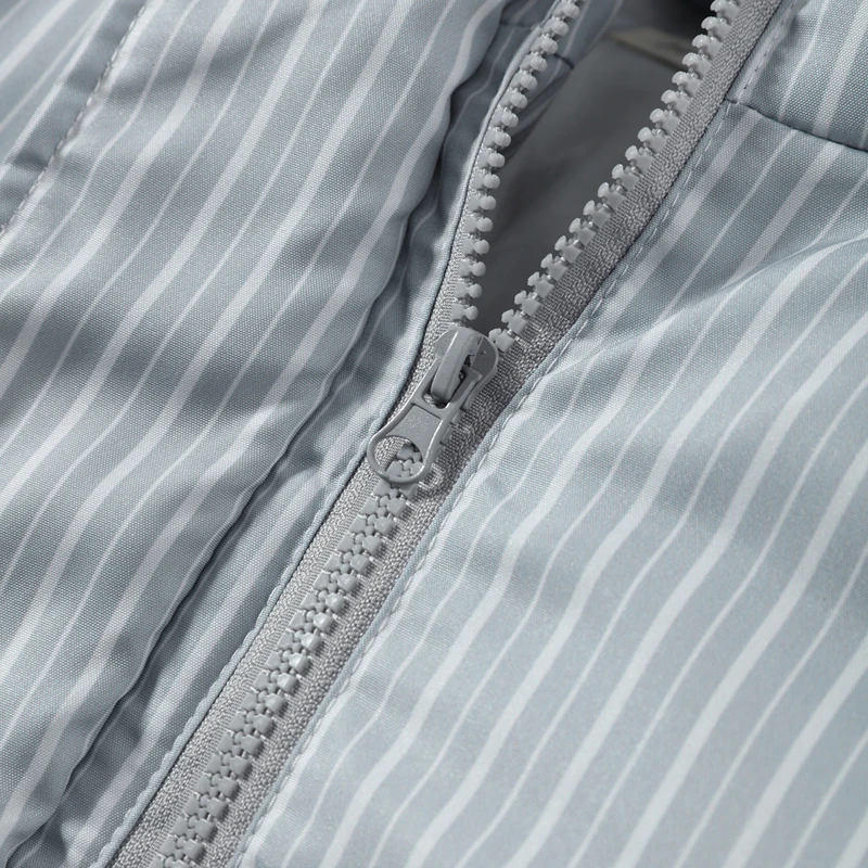 2026 Winter Gestreiftes Baumwoll-Mantel-Hosen-Set für Damen mit Kapuze, Stehkragen, Reißverschluss-Steppmantel und Hose mit Elastikbund – Damen-Outfit – Detail 9