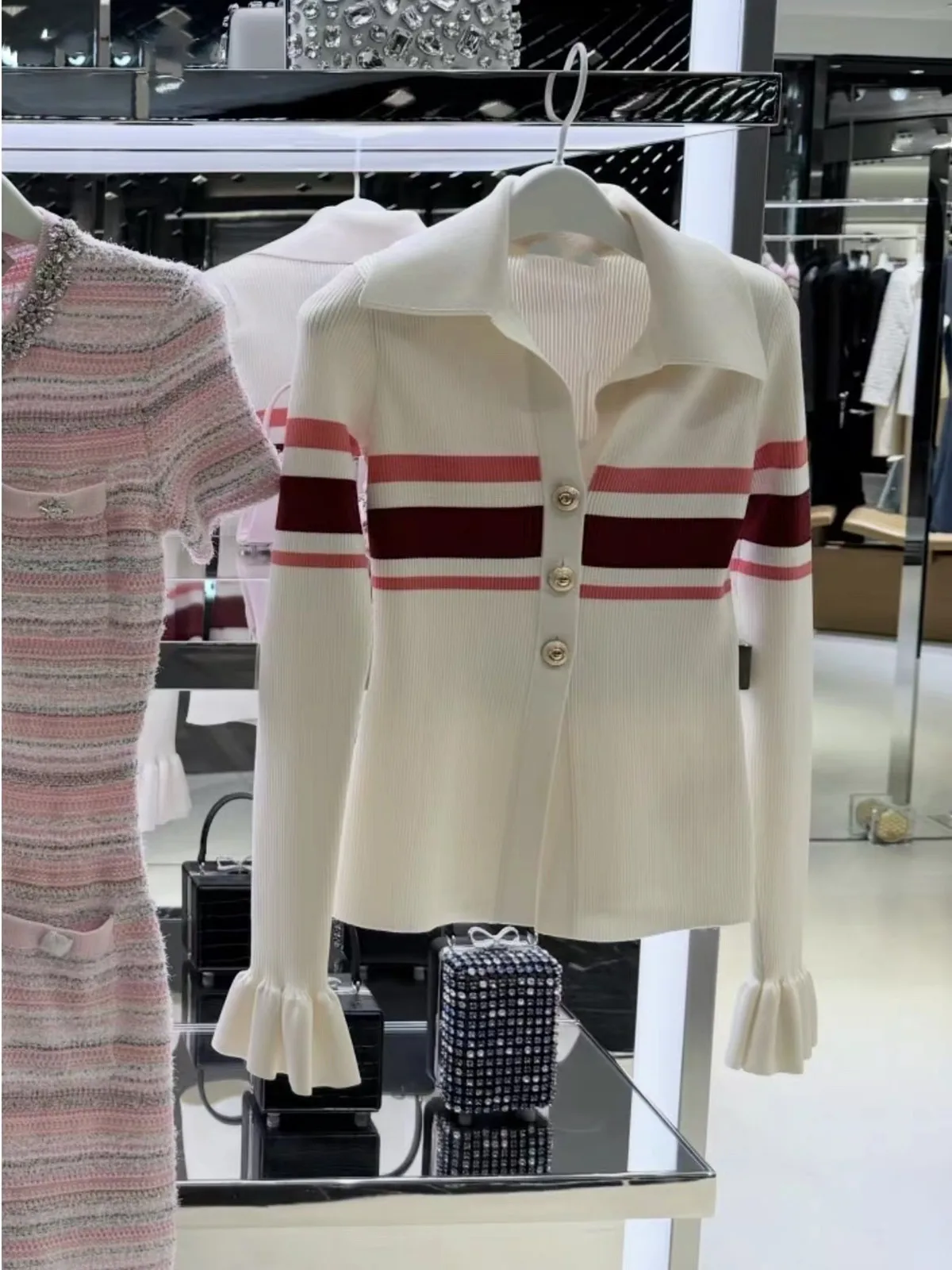 

Элитная версия европейского модного полосатого вязаного кардигана с приталенным силуэтом, рукавами-колокол и отложным воротником, в стиле колор-блок