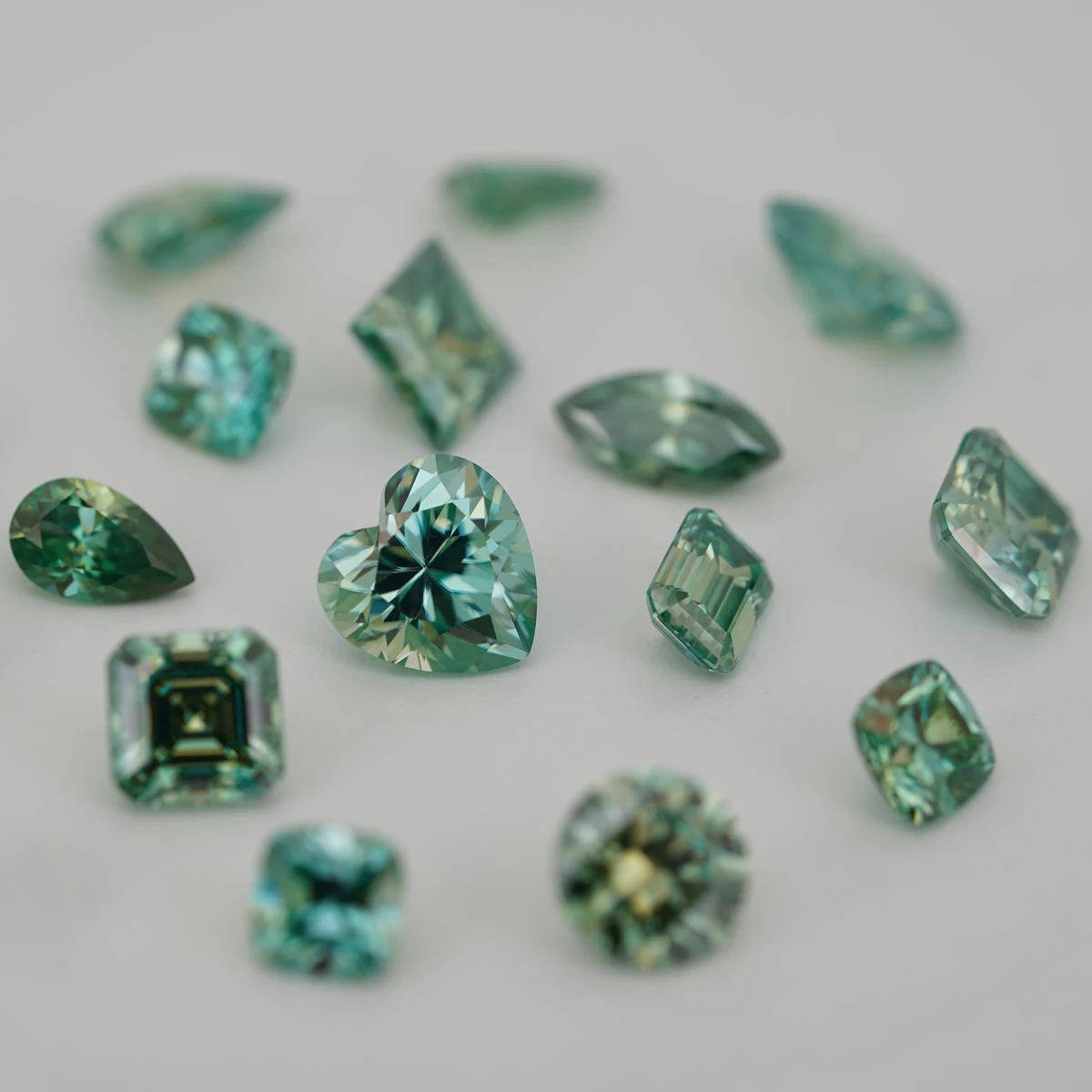 

Lab Created Green Color Moissanite Emerald Cut Oval Cut Mixed Shapes 0.1-10 Carat 5-12mm for Jewelry Making