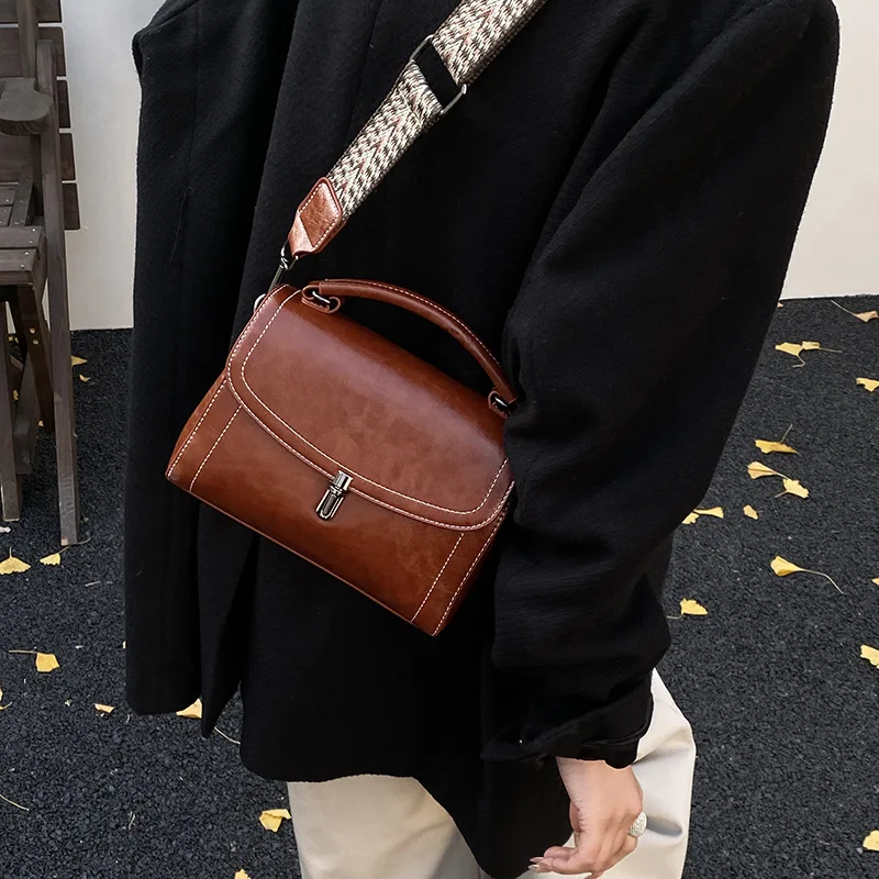 حقيبة كتف متخصصة لخريف وشتاء 2025، محفظة كروس عتيقة بحزام عريض، حقيبة مربعة للركاب النسائية، حقيبة حبال من النهار إلى الليل