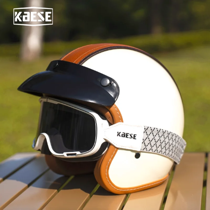 

Двойной сертифицированный мотоциклетный шлем три четверти с базовыми функциями безопасности. Удобная посадка для начинающих и повседневных гонщиков. Унисекс.