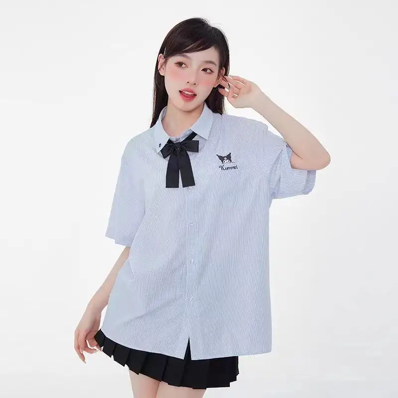 

Свободная рубашка Sanrio Hello Kitty, милая с короткими рукавами, совместная брендовая повседневная рубашка с вышивкой и принтом, студенческий стиль, новый стиль, стиль средней длины