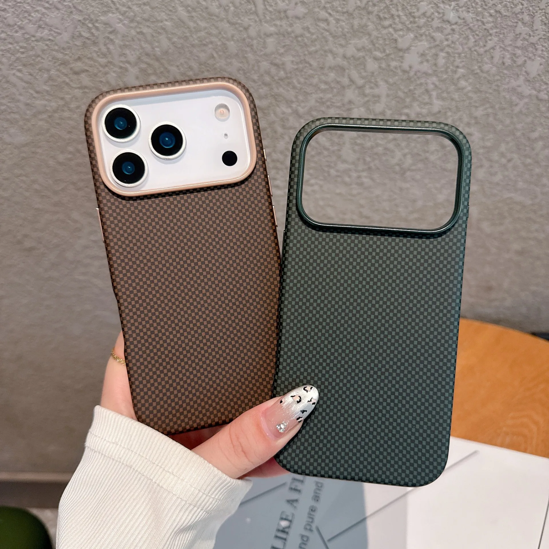 Funda magnética a prueba de golpes con textura de fibra de carbono con sensación de piel de hidrogel para iPhone 17 Pro Max Apple 17 funda protectora
